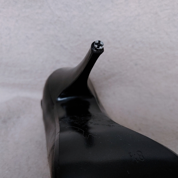 Black pumps - heel tips need replacement - Picture 13 of 15